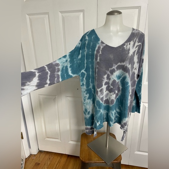 Tie Die Love!!! No Size but I would say Large - Picture 2 of 3